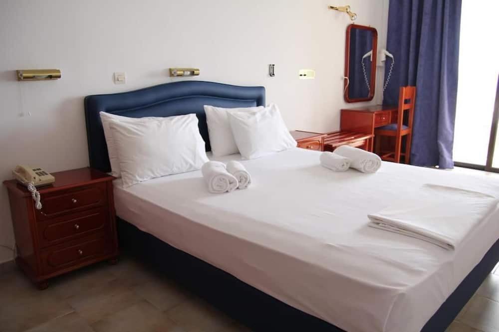 Mediterranean Hotel 卡尔帕索斯 外观 照片
