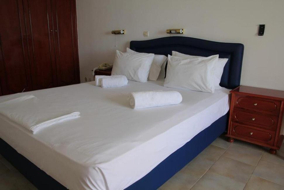 Mediterranean Hotel 卡尔帕索斯 外观 照片